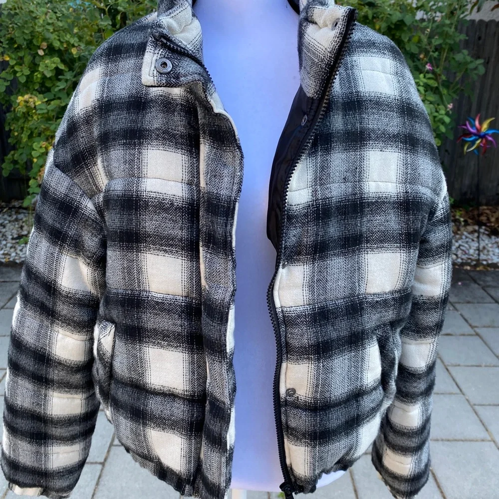 CiSONO Outerwear plaid cropped padded puffy jacket, Charlotte, blk white, Size L - Picture 7 of 8